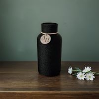 Vase mit wasserdichtem Inlay - elegant und modern. Erhältlich in 8 modernen Farben und 3 Größen.