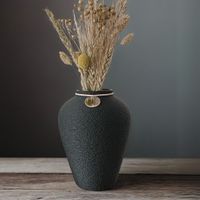 Vase Serina: Neue Vasen-Designs von Afilli Homes. Moderne & elegante Vasen für Trocken- und Frischblumen. Ideal als Wohnzimmer Deko - oder als Geschenkidee. 