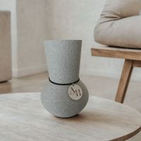 Moderne und elegante Vase "Orba" inkl. wasserdichtem Inlay und Edelstahlanhänger mit Lederband  - ideale Deko für dein Zuhause. Für Frischblumen, Trockenblumen oder als Deko-Element