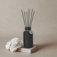 Raumduftspender und Reed-Diffuser "Vera" - 12cm - inkl. 100 ml Duft und 6 Duftstäbchen. Erhältlich in 8 ausgewählten Farben. 