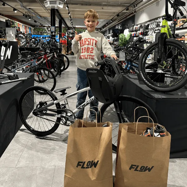 Compleet de baan op - Flow BMX