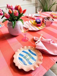 Kleurrijke zomertafel: tafelinspiratie met servies, glaswerk en tafellinnen