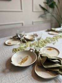 Tafel dekken in groene tinten: inspiratie met visservies en glaswerk