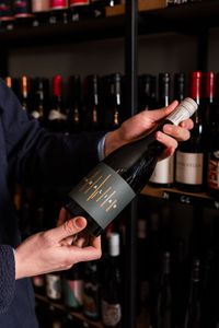 <p>How to Decant Wine Without Overthinking It</p>