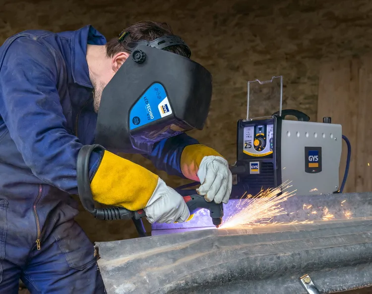 Plasma cutters & consumables