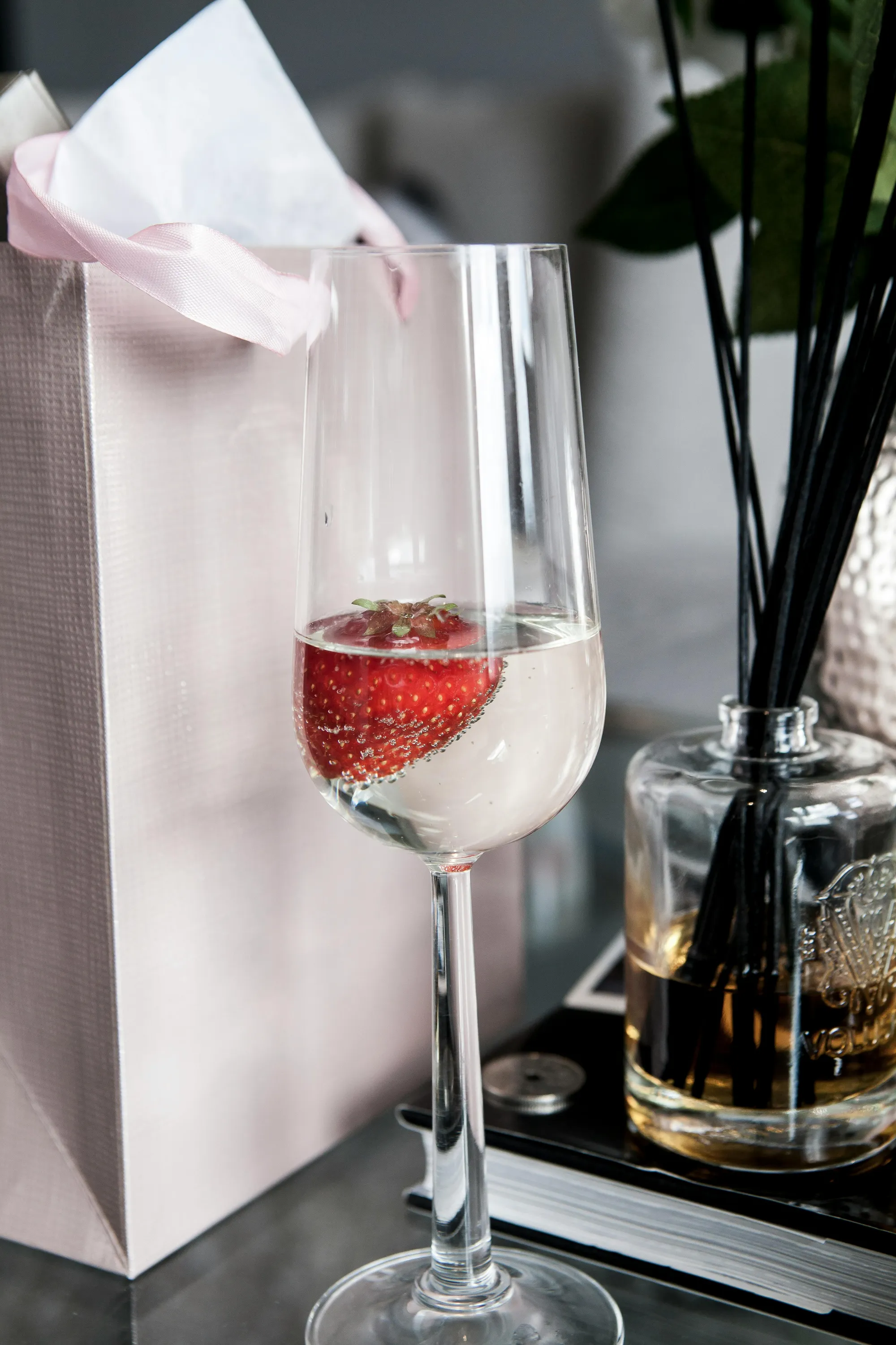 Festival gastronomique avec présentation de plats raffinés et boissons artisanales. Tables élégamment dressées dans un jardin avec décorations florales et éclairage d'ambiance. No human shapes.