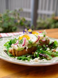 Disponible dès 9h, notre avocado toast allie pain de campagne grillé, avocat frais, assaisonnement maison et toppings savoureux. Un petit-déjeuner sain et gourmand, parfait pour bien commencer la journée.
