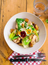 Savourez notre salade César maison, généreusement garnie de poulet grillé, croûtons croustillants, parmesan affiné et sauce crémeuse faite à La Grange. Un incontournable pour un déjeuner frais et gourmand en Provence.
