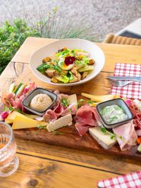 Entre amis ou en famille, notre planche de charcuterie et fromages met à l’honneur des produits locaux et artisanaux, parfaite pour accompagner un verre de vin de Provence. L’esprit convivial de La Grange dans toute sa simplicité.