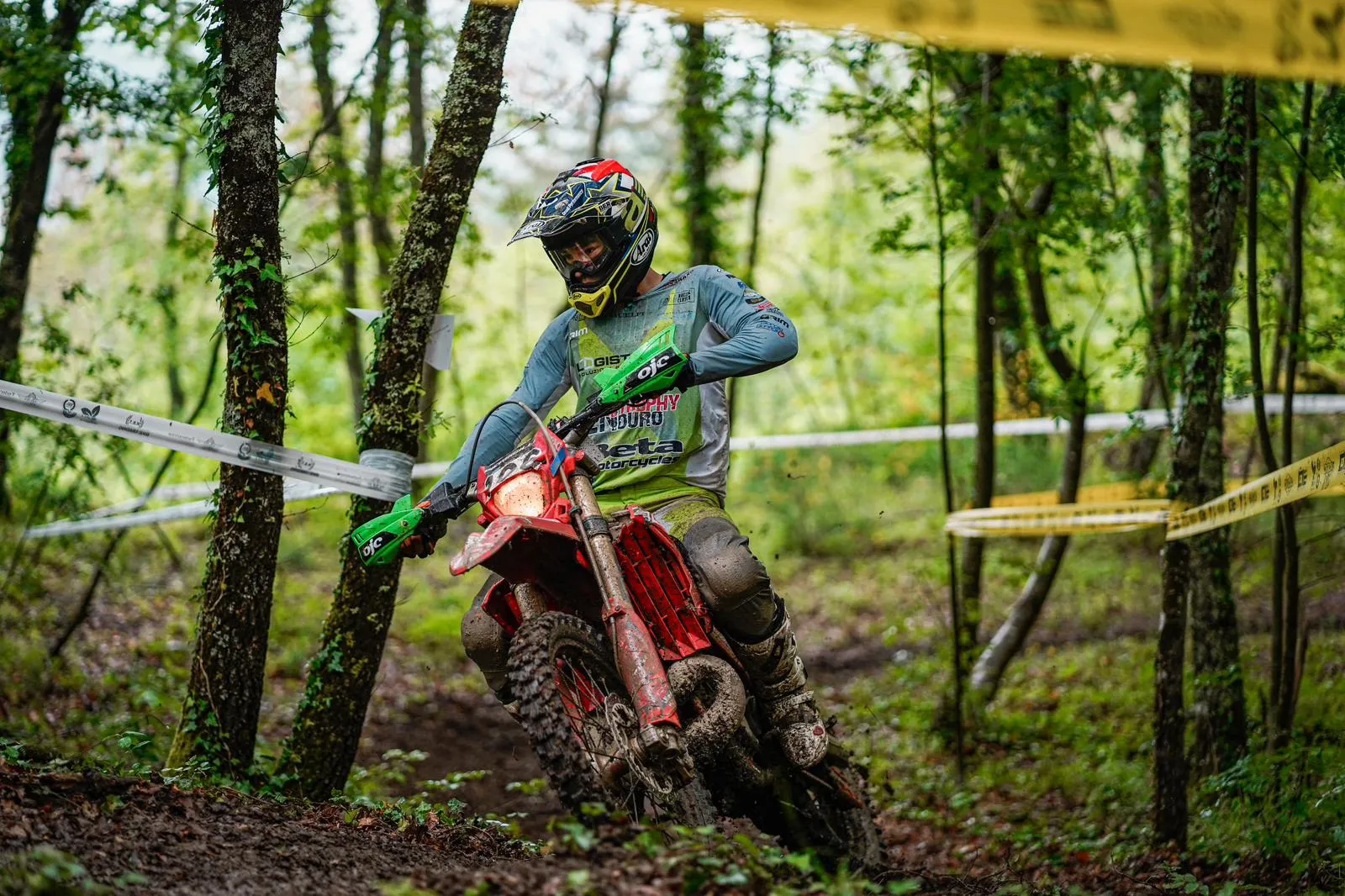 Pilota enduro nel bosco con lo smorzatore inerziale