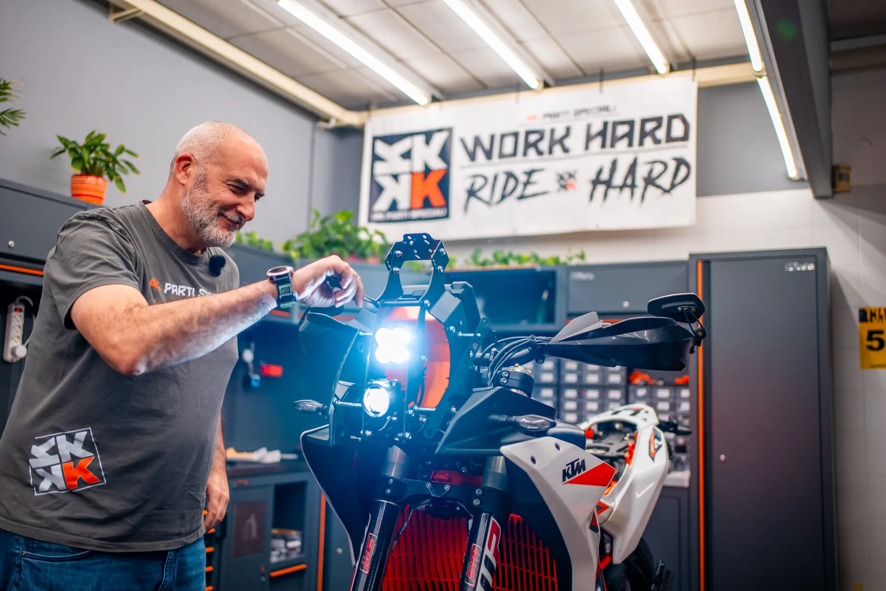 Una moto in preparazione, in sede da 4K Parti Speciali