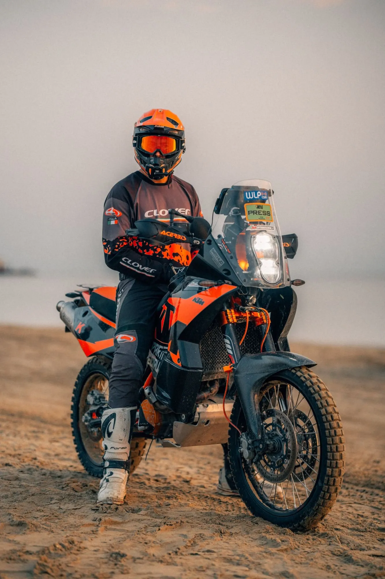 Pilota su KTM Adventure allestita da 4K Parti Speciali, sulla sabbia