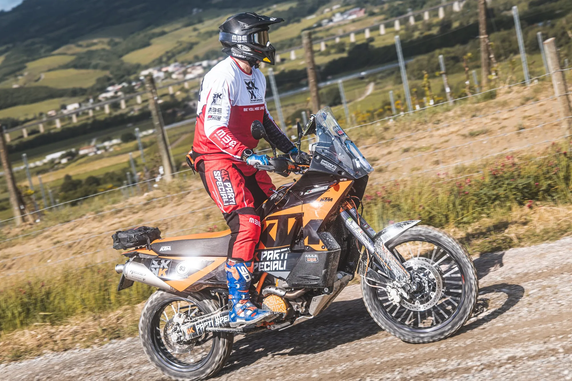 Pilota su KTM con kit rally 4K Parti Speciali, sullo sterrato tra le colline