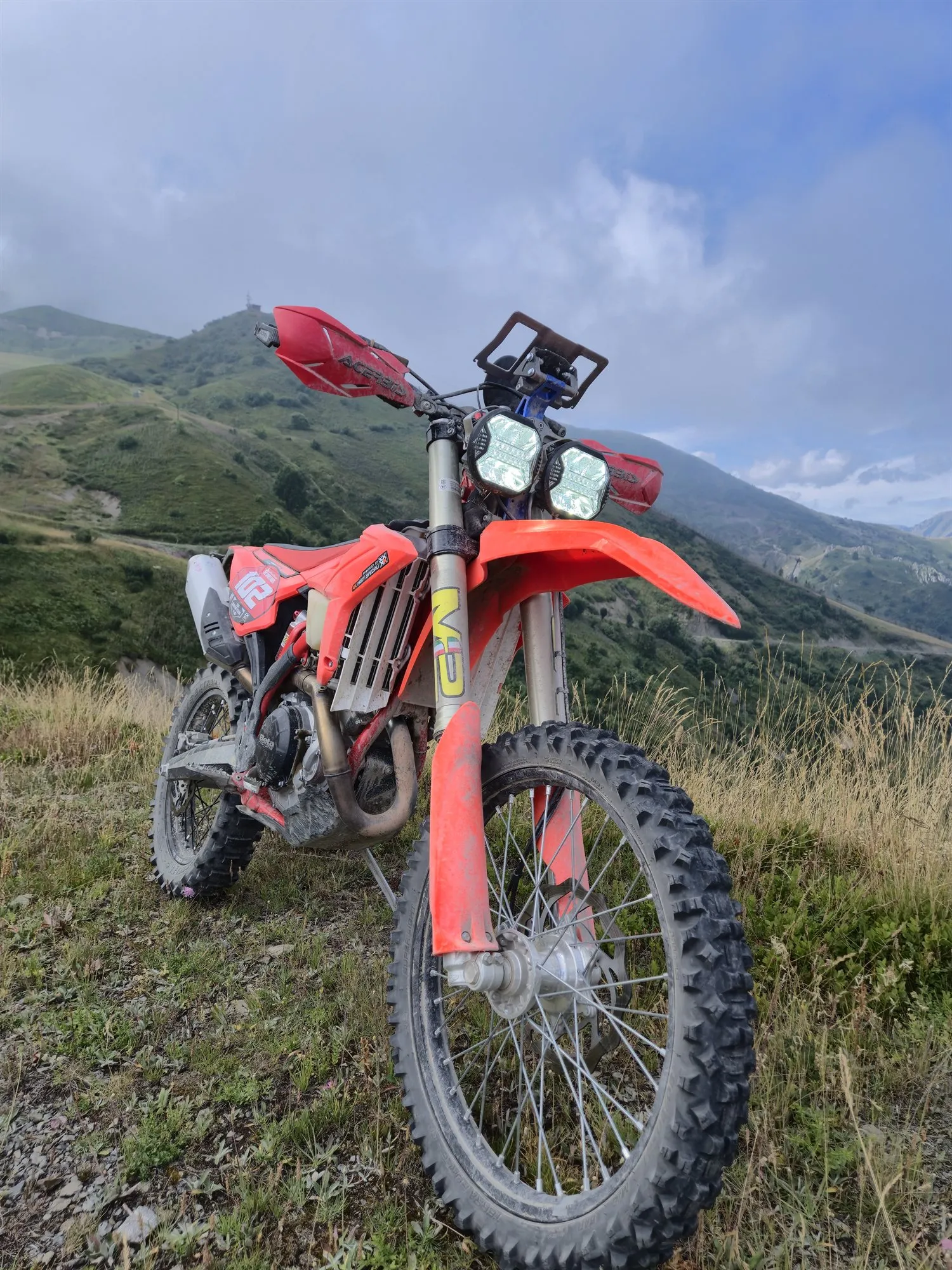 Moto da enduro allestita, in montagna