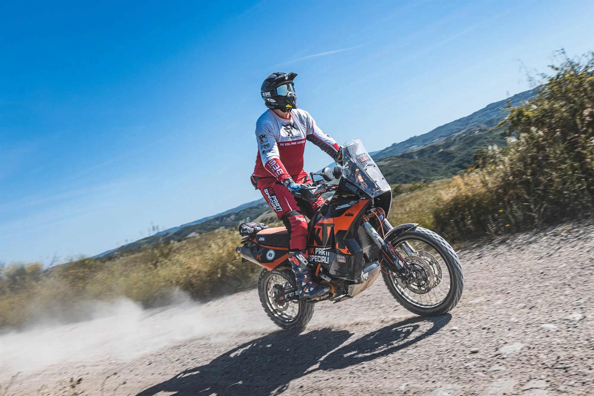 KTM allestita 4K su una strada sterrata