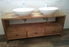 Drewniane szafki łazienkowe