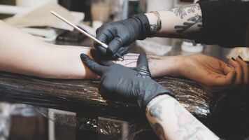 Het Verwijderen van handpoke/stick and poke tattoos: Alles wat je moet weten over laser tattoo verwijdering