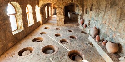 Qvevri of Amforen: aarden kruiken in de grond